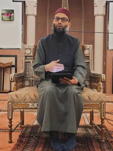 Shaykh Hamza Karamali teaching from the chair